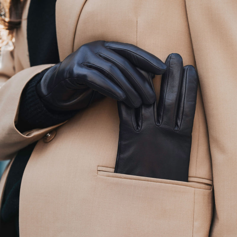 Short Women's Caractere Gloves in Black Lambskin with Silk Lining